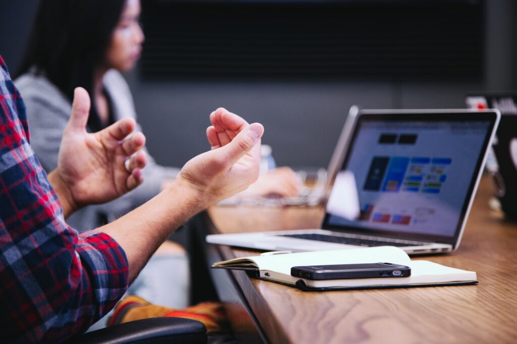 Persona analizando resultados de búsqueda de Google para mejorar la visibilidad de una empresa en Madrid